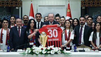 Başkan Erdoğan Yüksekovaspor Kadın Futbol Takımı'nı kabul etti! Sürpriz forma- Erdoğan