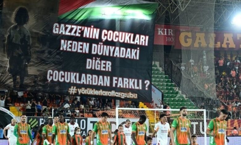 Alanya tribünlerinden anlamlı mesaj! Gazze'deki İsrail soykırımına tepki gösterdiler- Trabzonspor
