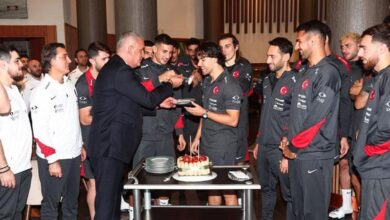 A Milli Takım kapında Ferdi Kadıoğlu'nun doğum günü kutlandı, pastayı Hacıosmanoğlu yedirdi- Trabzonspor