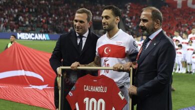 A Milli Takım kaptanı Hakan Çalhanoğlu'na plaket- Trabzonspor