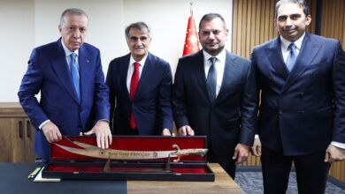 Trabzonspor, Başkan Recep Tayyip Erdoğan'a Sürmene kılıcı takdim etti- Trabzonspor