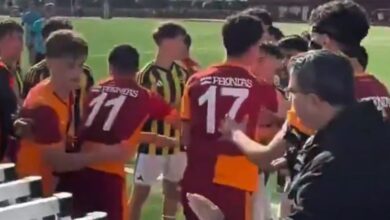 Fenerbahçe U17 - Galatasaray U17 derbisinde saha karıştı! İşte o görüntüler- Trabzonspor