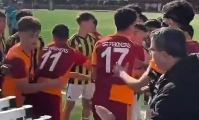 Fenerbahçe U17 - Galatasaray U17 derbisinde saha karıştı! İşte o görüntüler- Trabzonspor
