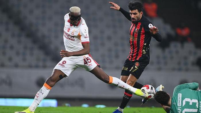 Hasan Şaş Galatasaraylı futbolcuya yüklendi 'Ne oldu menajerin mi oynuyor senin yerine?'- Trabzonspor