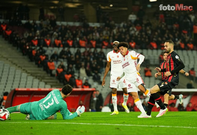 Usta yazardan Cimbom'un 2 yıldızına flaş eleştiri! "Galatasaray'ı 9 kişi oynattılar"- Trabzonspor