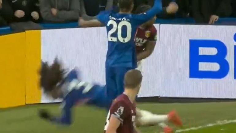 Herkes ağzı açık o anları izledi: Adama Traore, Cucurella'yı saha dışına itti, ortalık karıştı- Trabzonspor