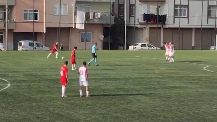 11 taklalık gol sevinci! Amatör futbolcu sosyal medyada gündem oldu 2 11 taklalık gol sevinci! Amatör futbolcu sosyal medyada gündem oldu