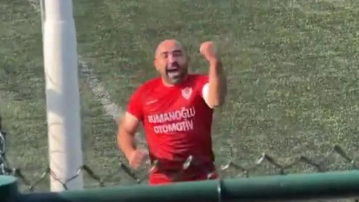 11 taklalık gol sevinci! Amatör futbolcu sosyal medyada gündem oldu 6 11 taklalık gol sevinci! Amatör futbolcu sosyal medyada gündem oldu