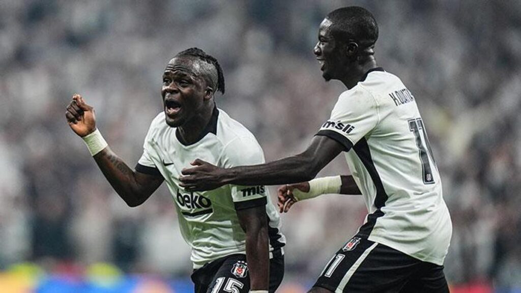 besiktasa-dolmabahcede-olaitan-hayat-verdi-ozet-besiktas-crystal-palace-mac-sonucu-2-2-tBSDPwj5.jpg