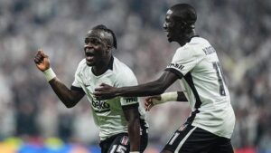 besiktasa-dolmabahcede-olaitan-hayat-verdi-ozet-besiktas-crystal-palace-mac-sonucu-2-2-tBSDPwj5.jpg