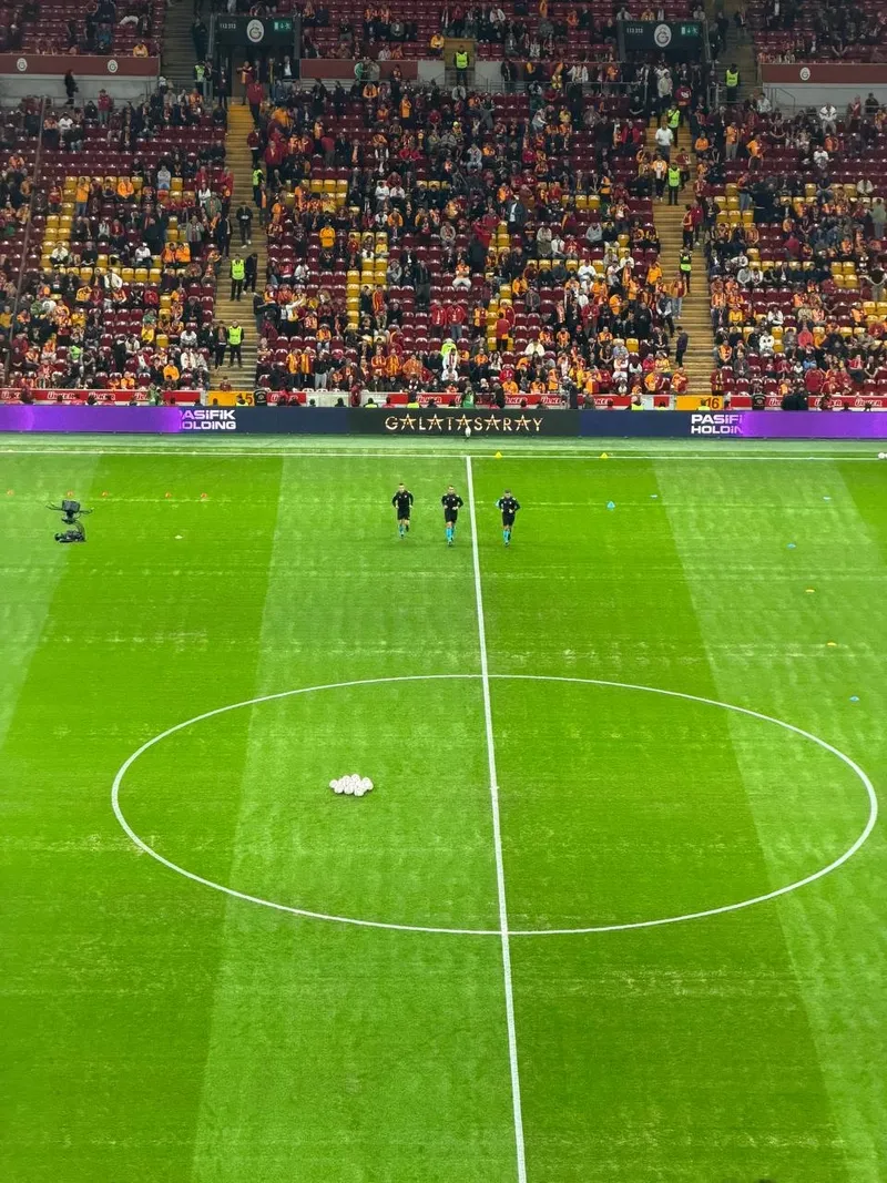 Dev derbi öncesi dikkat çeken görüntü! RAMS Park'ın tabanı... 3 Dev derbi öncesi dikkat çeken görüntü! RAMS Park'ın tabanı...