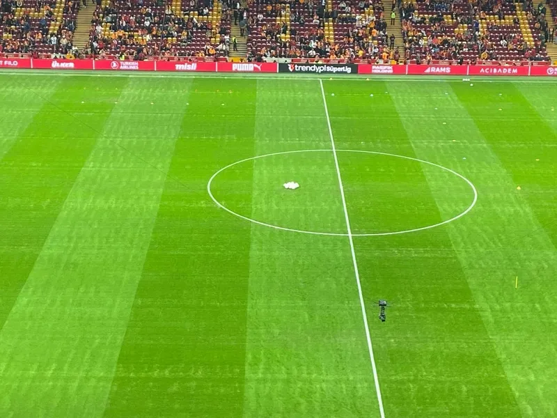 Dev derbi öncesi dikkat çeken görüntü! RAMS Park'ın tabanı... 4 Dev derbi öncesi dikkat çeken görüntü! RAMS Park'ın tabanı...