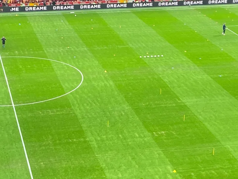 Dev derbi öncesi dikkat çeken görüntü! RAMS Park'ın tabanı... 6 Dev derbi öncesi dikkat çeken görüntü! RAMS Park'ın tabanı...