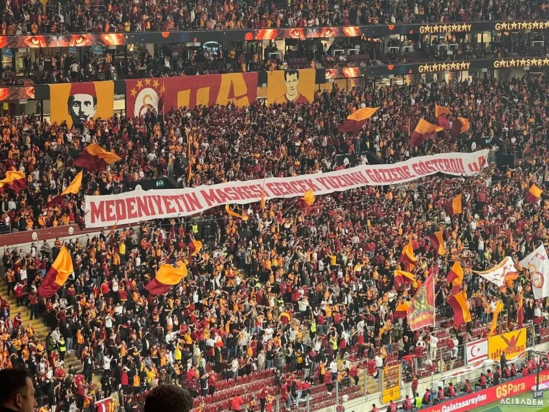 Dev derbi öncesi Galatasaray tribünlerinden manalı Filistin pankartı!