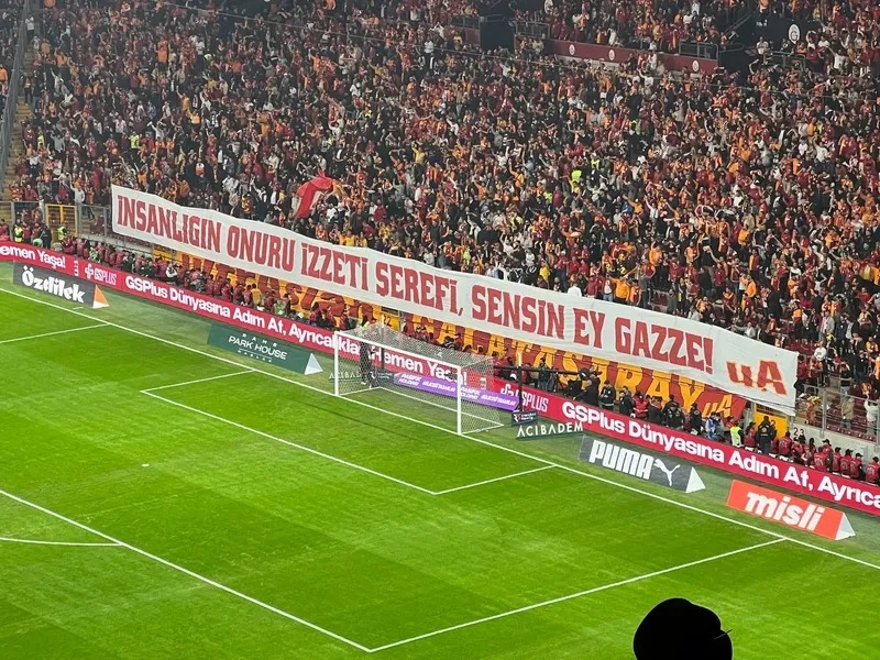 Dev derbi öncesi Galatasaray tribünlerinden manalı Filistin pankartı!