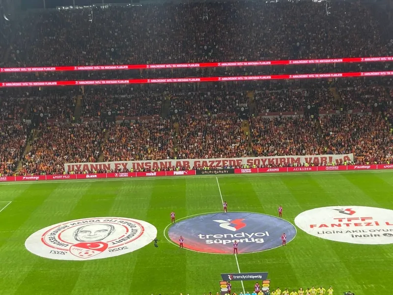 Dev derbi öncesi Galatasaray tribünlerinden manalı Filistin pankartı!