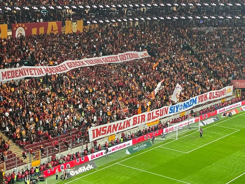 Dev derbi öncesi Galatasaray tribünlerinden manalı Filistin pankartı!