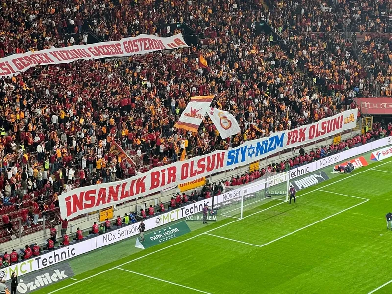 Dev derbi öncesi Galatasaray tribünlerinden manalı Filistin pankartı!