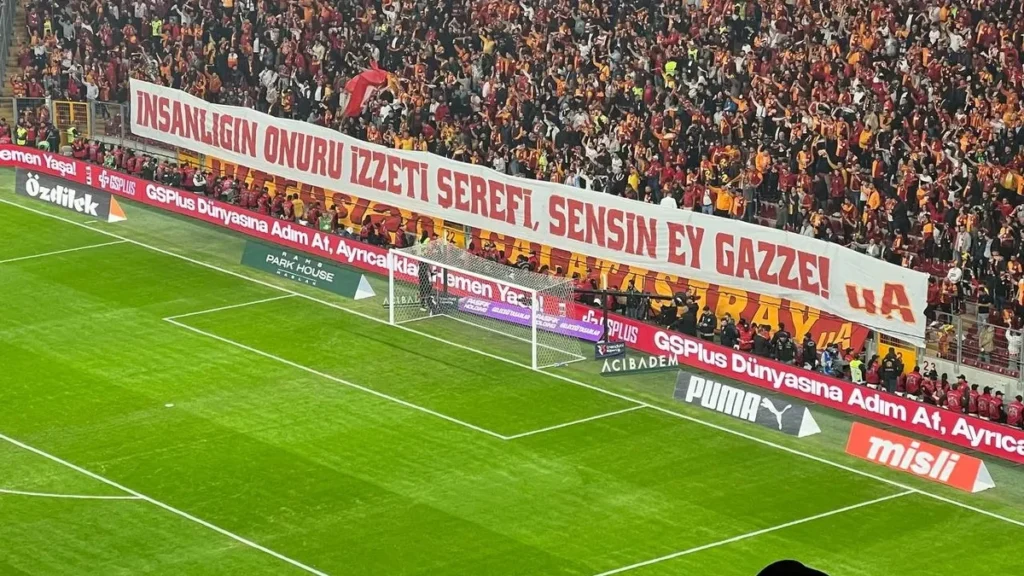 dev-derbi-oncesi-galatasaray-tribunlerinden-manali-filistin-pankarti-7u2Qlv5p.webp