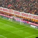 dev-derbi-oncesi-galatasaray-tribunlerinden-manali-filistin-pankarti-7u2Qlv5p.webp