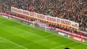 dev-derbi-oncesi-galatasaray-tribunlerinden-manali-filistin-pankarti-7u2Qlv5p.webp