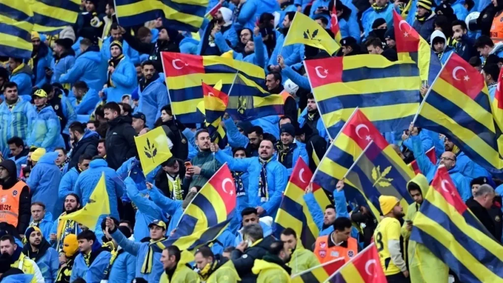 fenerbahce-taraftarina-derbide-yagmurluk-ve-bere-dagitilacak-e9IZsjtN.webp