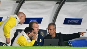 fenerbahcede-savunma-belirsizligi-ismail-kartal-kime-baht-verecek-tnCL7fXH.webp