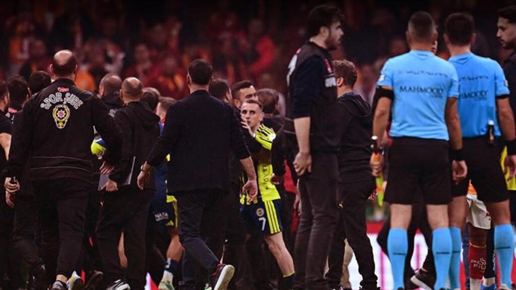fenerbahceden-galatasaray-derbisinde-cikan-olaylarla-ilgili-aciklama-olaylar-kabul-edilemez-uI8HnZfv.jpg