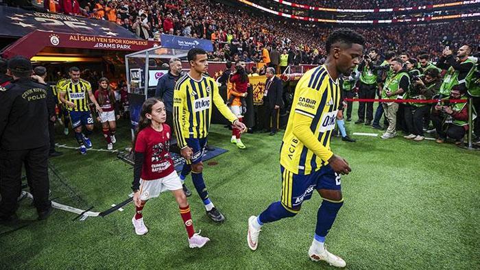 Fenerbahçeli Ederson derbi sonrası Sarı-Lacivertli camiaya seslendi: Çalışmaya, inanmaya devam etmeliyiz 5 Fenerbahçeli Ederson derbi sonrası Sarı-Lacivertli camiaya seslendi: Çalışmaya, inanmaya devam etmeliyiz