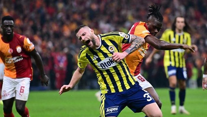 Fenerbahçe'ye derbi mağlubiyeti sonrası sert eleştiriler: 'Bu dikiş tutmaz' | 'Yarışta zor kalır'