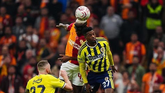 Fenerbahçe'ye derbi mağlubiyeti sonrası sert eleştiriler: 'Bu dikiş tutmaz' | 'Yarışta zor kalır'