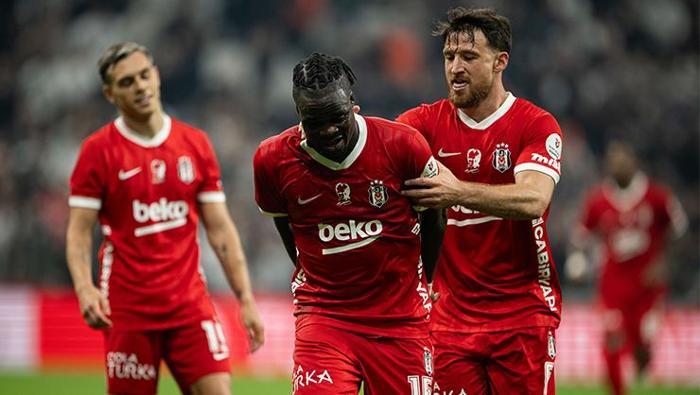 ‘Futbol olarak beklentilerden uzak’ Spor yazarları Beşiktaş-Başakşehir maçını yorumladı