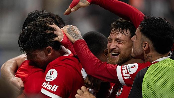 ‘Futbol olarak beklentilerden uzak’ Spor yazarları Beşiktaş-Başakşehir maçını yorumladı