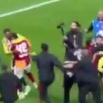 galatasaray-fenerbahce-derbisi-bitti-ortalik-karisti-polis-sahaya-girdi-0-P4fWr8RL.jpg