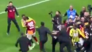 galatasaray-fenerbahce-derbisi-bitti-ortalik-karisti-polis-sahaya-girdi-0-P4fWr8RL.jpg