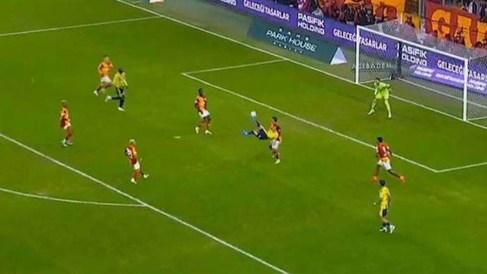 Galatasaray-Fenerbahçe derbisi bitti, ortalık karıştı! Polis sahaya girdi... 3 Galatasaray-Fenerbahçe derbisi bitti, ortalık karıştı! Polis sahaya girdi...