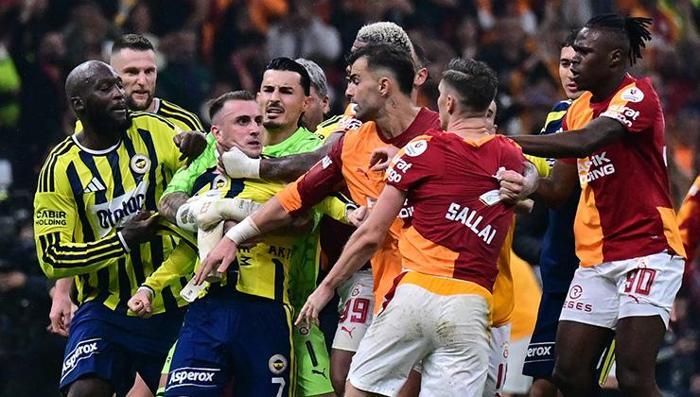 Galatasaray-Fenerbahçe derbisi bitti, ortalık karıştı! Polis sahaya girdi... 4 Galatasaray-Fenerbahçe derbisi bitti, ortalık karıştı! Polis sahaya girdi...