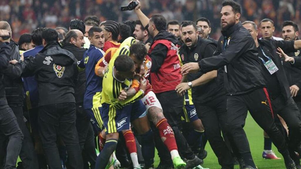 galatasaray-fenerbahce-derbisi-bitti-ortalik-karisti-polis-sahaya-girdi-kszpUYdN.jpg