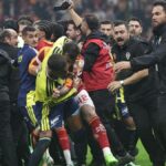 galatasaray-fenerbahce-derbisi-bitti-ortalik-karisti-polis-sahaya-girdi-kszpUYdN.jpg