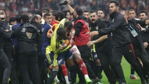 galatasaray-fenerbahce-derbisi-bitti-ortalik-karisti-polis-sahaya-girdi-kszpUYdN.jpg