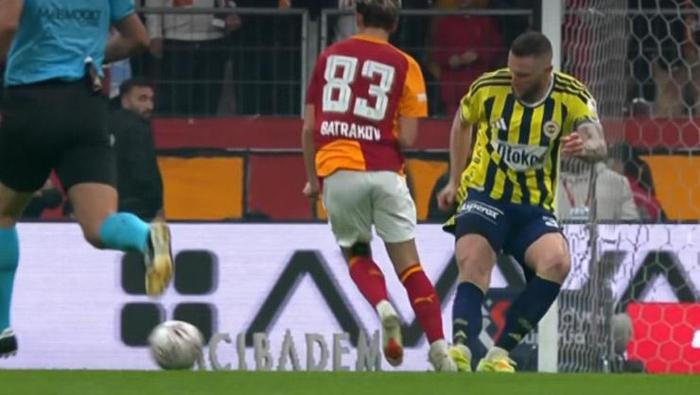Galatasaray - Fenerbahçe derbisinde tartışmalı penaltı pozisyonu! Dikkat çeken yorum: 'Temas gerçekleşiyor ama...'