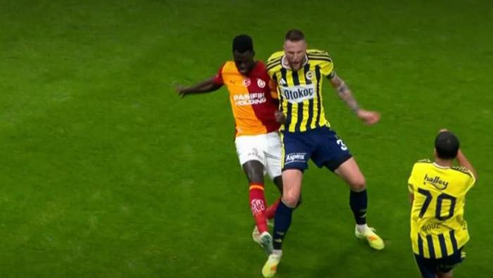 Galatasaray - Fenerbahçe derbisinde tartışmalı penaltı pozisyonu! Dikkat çeken yorum: 'Temas gerçekleşiyor ama...'