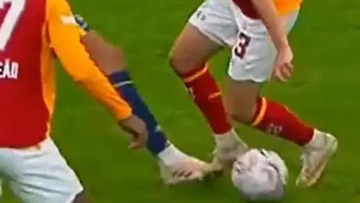 Galatasaray - Fenerbahçe derbisinde tartışmalı penaltı pozisyonu! Dikkat çeken yorum: 'Temas gerçekleşiyor ama...'