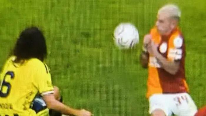 Galatasaray - Fenerbahçe derbisinde tartışmalı penaltı pozisyonu! 'Doğal bir temas var'