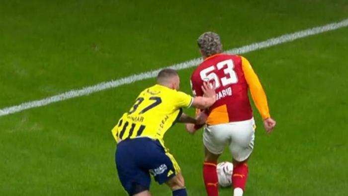 Galatasaray - Fenerbahçe derbisinde tartışmalı penaltı pozisyonu! 'Doğal bir temas var'