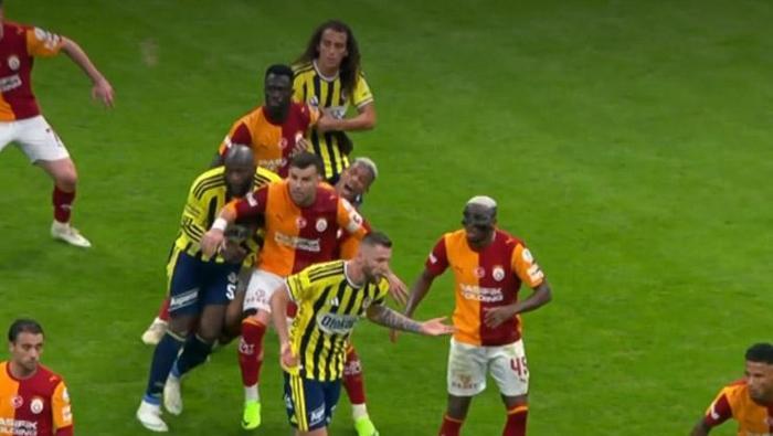 Galatasaray - Fenerbahçe derbisinde tartışmalı penaltı pozisyonu! 'Doğal bir temas var'