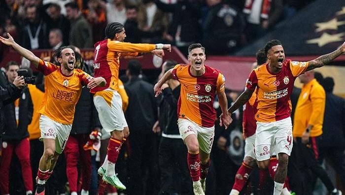 Galatasaray-Fenerbahçe derbisine usta isimlerden teknik bakış! 'İlk devrede nakavt, dengeyi bozan yerleşim hataları'