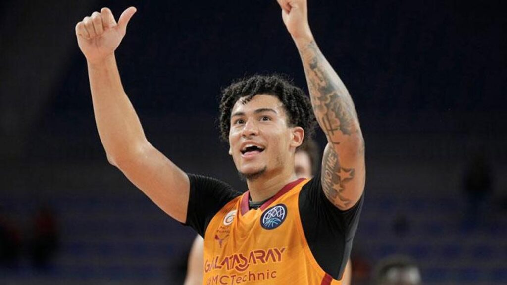 galatasarayin-yeni-yildizi-kj-simpson-sampiyonlar-liginde-haftanin-mvpsi-secildi-KVt4eKg7.jpg