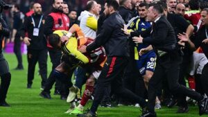 gozler-galatasaray-fenerbahce-derbisinin-faturasinda-kim-ne-kadar-ceza-alacak-5-WBR9cAR7.jpg
