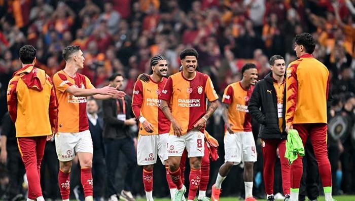 'İsmail hoca, bugün bırak abi' Galatasaray-Fenerbahçe derbisine damga vuran sözler: Üç pas yapamadı 4 'İsmail hoca, bugün bırak abi' Galatasaray-Fenerbahçe derbisine damga vuran sözler: Üç pas yapamadı